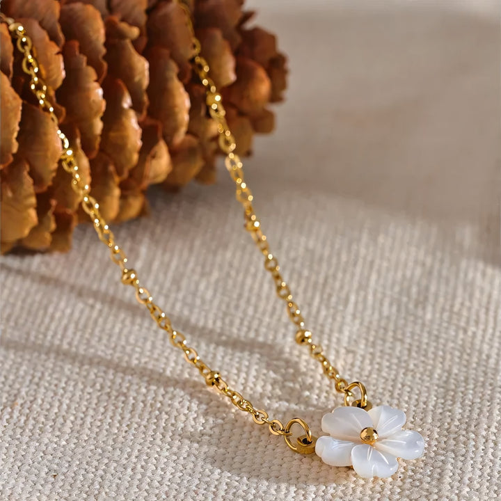 Skanto | 18k Delikat Hvit Blomster Halskjede