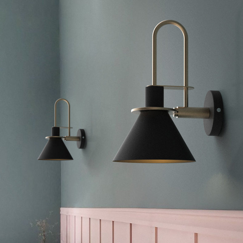 Svart/Hvit/Grønn Kjegle Vegglampe Macaron 1-Lykt Metall Veggmontert Lys med Bølgearm for Soverom, Varm/Hvit Lys | Skanto