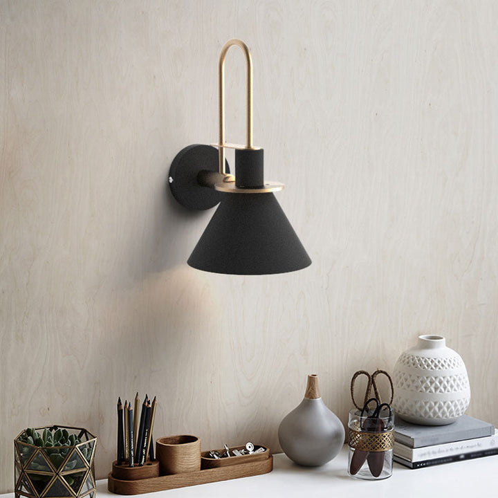 Svart/Hvit/Grønn Kjegle Vegglampe Macaron 1-Lykt Metall Veggmontert Lys med Bølgearm for Soverom, Varm/Hvit Lys | Skanto