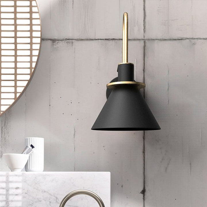 Svart/Hvit/Grønn Kjegle Vegglampe Macaron 1-Lykt Metall Veggmontert Lys med Bølgearm for Soverom, Varm/Hvit Lys | Skanto