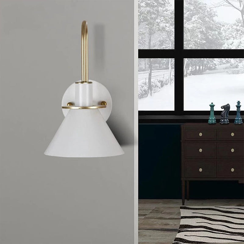 Svart/Hvit/Grønn Kjegle Vegglampe Macaron 1-Lykt Metall Veggmontert Lys med Bølgearm for Soverom, Varm/Hvit Lys | Skanto