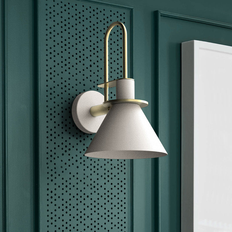 Svart/Hvit/Grønn Kjegle Vegglampe Macaron 1-Lykt Metall Veggmontert Lys med Bølgearm for Soverom, Varm/Hvit Lys | Skanto