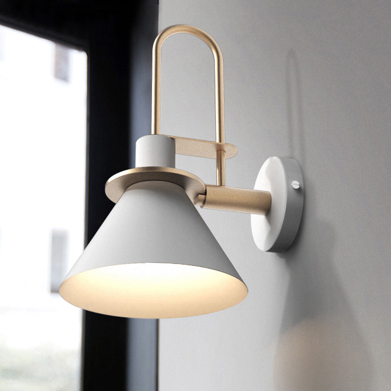 Svart/Hvit/Grønn Kjegle Vegglampe Macaron 1-Lykt Metall Veggmontert Lys med Bølgearm for Soverom, Varm/Hvit Lys | Skanto