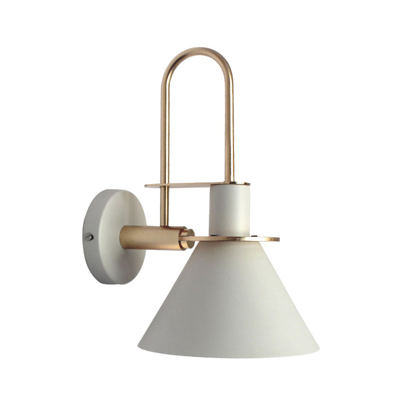 Svart/Hvit/Grønn Kjegle Vegglampe Macaron 1-Lykt Metall Veggmontert Lys med Bølgearm for Soverom, Varm/Hvit Lys | Skanto