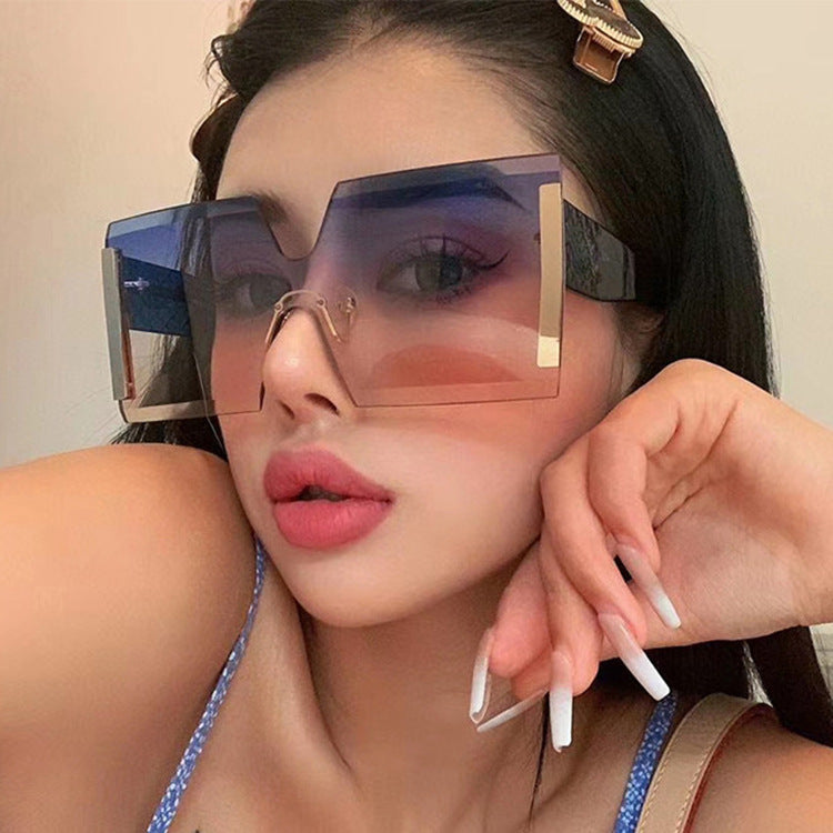 Women's futuristic oversized sunglasses with a striking design Skanto