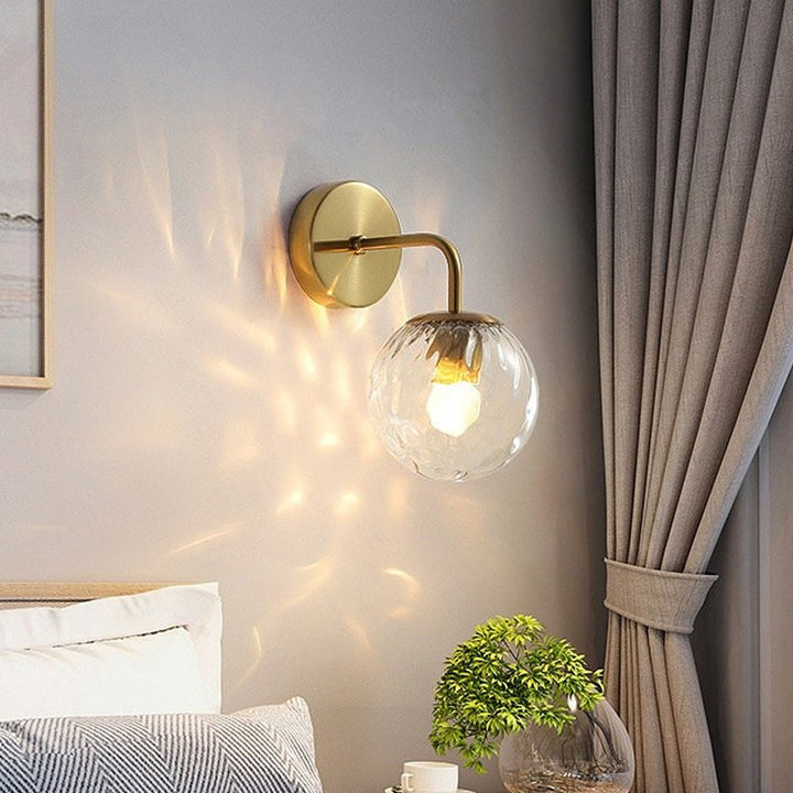 Ball Formet Vegglampe Minimalistisk Klart Bølget Glass 1-Lys Soveroms Veggmontert Belysning med Bøyd Arm i Svart/Gull | Skanto