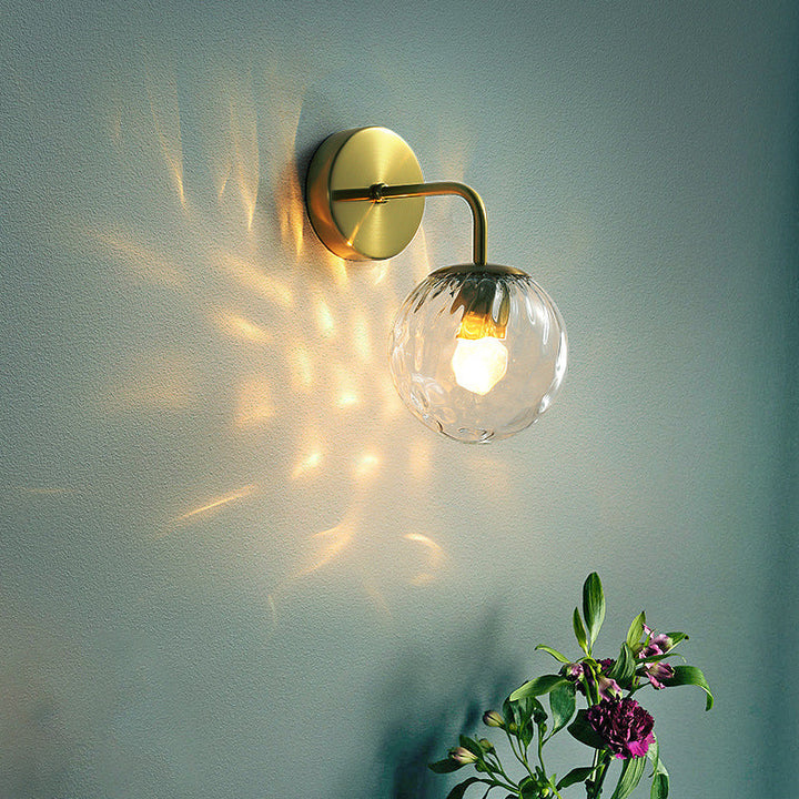 Ball Formet Vegglampe Minimalistisk Klart Bølget Glass 1-Lys Soveroms Veggmontert Belysning med Bøyd Arm i Svart/Gull | Skanto