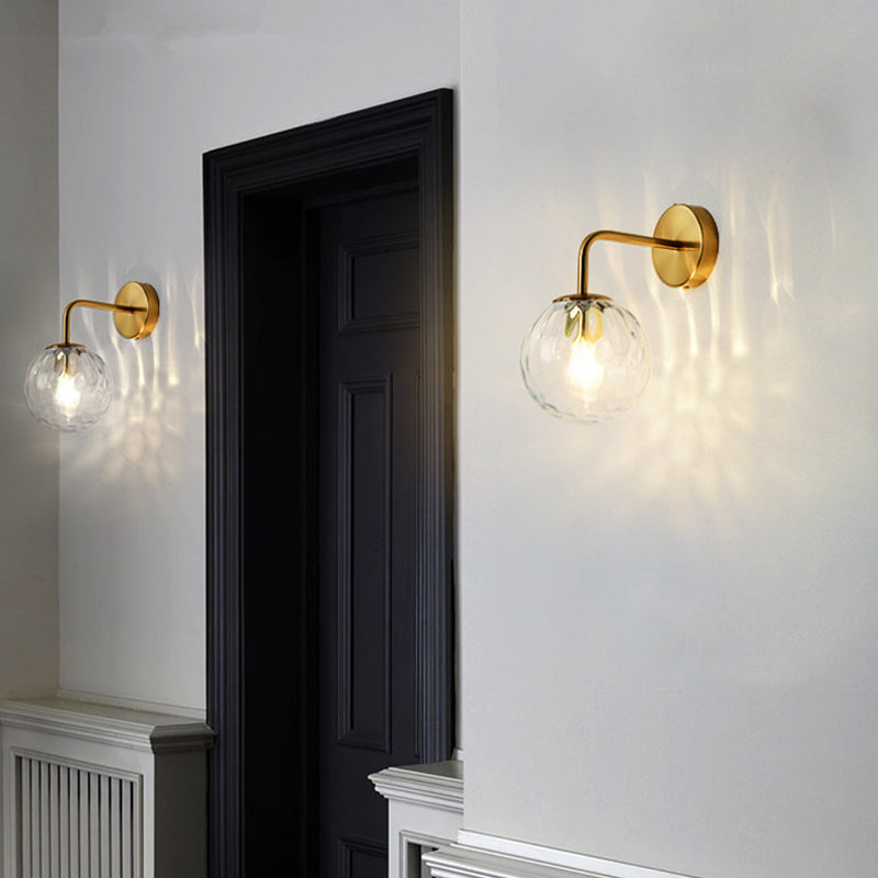 Ball Formet Vegglampe Minimalistisk Klart Bølget Glass 1-Lys Soveroms Veggmontert Belysning med Bøyd Arm i Svart/Gull | Skanto