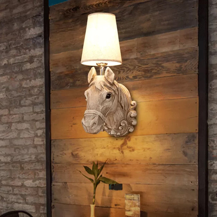 Art Deco Hestehode Vegglampe Resin 1-Lykt Restaurant Veggmontert Lys med Kjegleskjerm i Lys Brun | Skanto