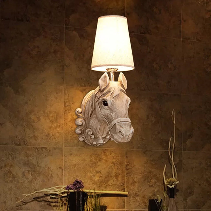 Art Deco Hestehode Vegglampe Resin 1-Lykt Restaurant Veggmontert Lys med Kjegleskjerm i Lys Brun | Skanto