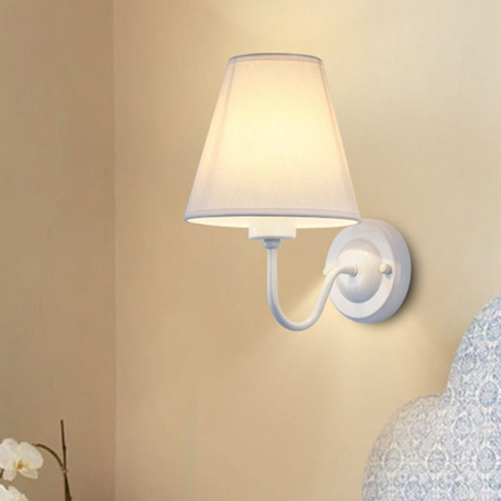 Skanto | Svart/Brun/Beige Keglevegglampe Nordisk 1-lys Stoffveggbelysning med Buet Arm i Svart/Hvit