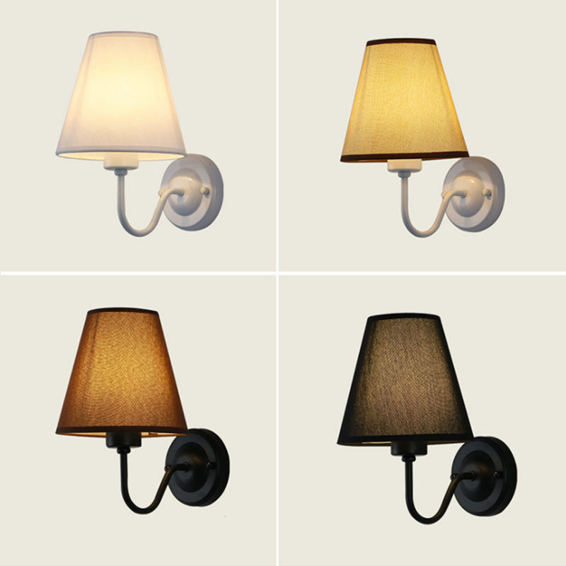 Skanto | Svart/Brun/Beige Keglevegglampe Nordisk 1-lys Stoffveggbelysning med Buet Arm i Svart/Hvit