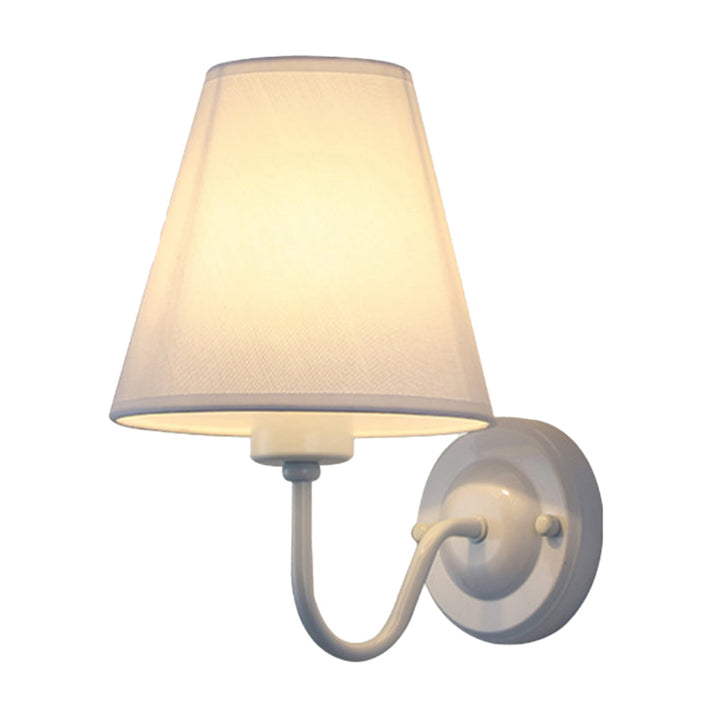 Skanto | Svart/Brun/Beige Keglevegglampe Nordisk 1-lys Stoffveggbelysning med Buet Arm i Svart/Hvit