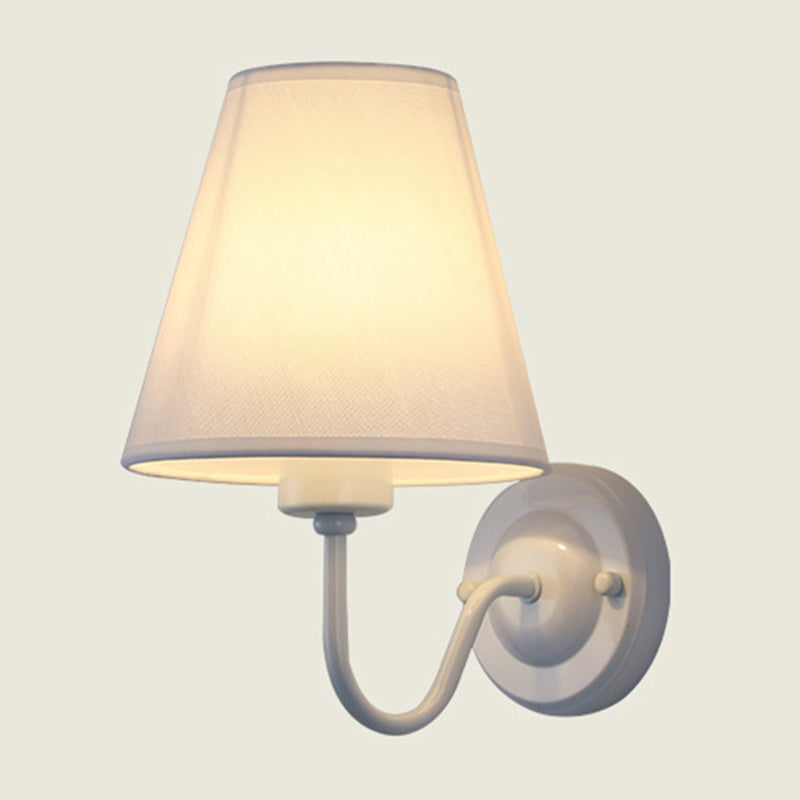 Skanto | Svart/Brun/Beige Keglevegglampe Nordisk 1-lys Stoffveggbelysning med Buet Arm i Svart/Hvit