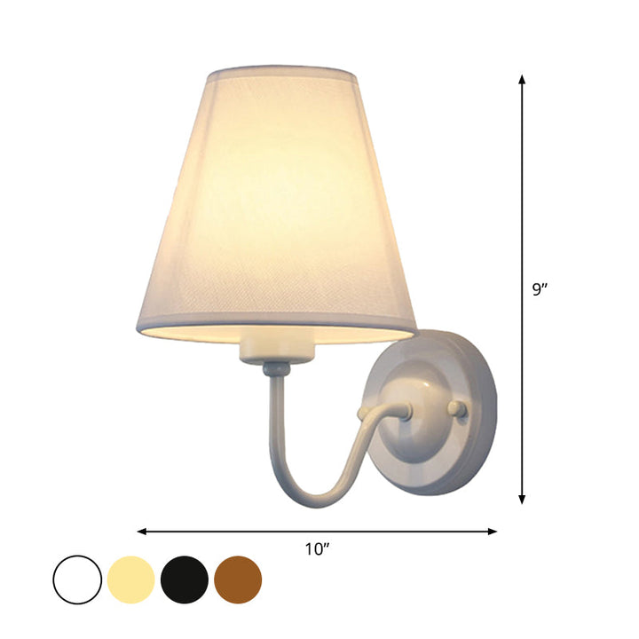 Skanto | Svart/Brun/Beige Keglevegglampe Nordisk 1-lys Stoffveggbelysning med Buet Arm i Svart/Hvit