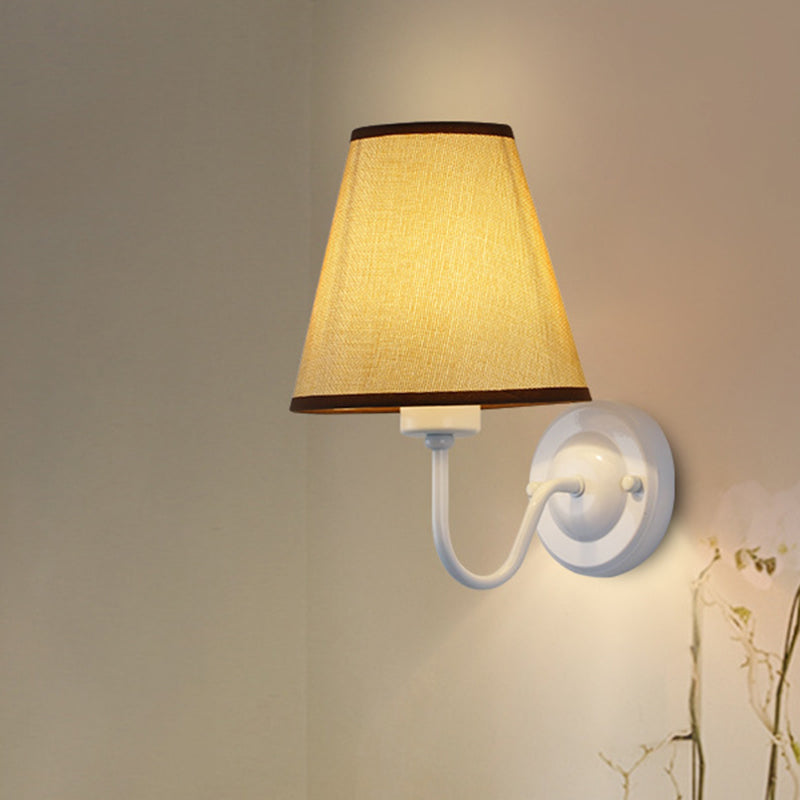 Skanto | Svart/Brun/Beige Keglevegglampe Nordisk 1-lys Stoffveggbelysning med Buet Arm i Svart/Hvit