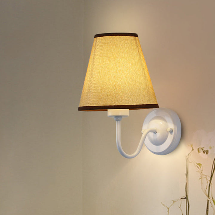 Skanto | Svart/Brun/Beige Keglevegglampe Nordisk 1-lys Stoffveggbelysning med Buet Arm i Svart/Hvit