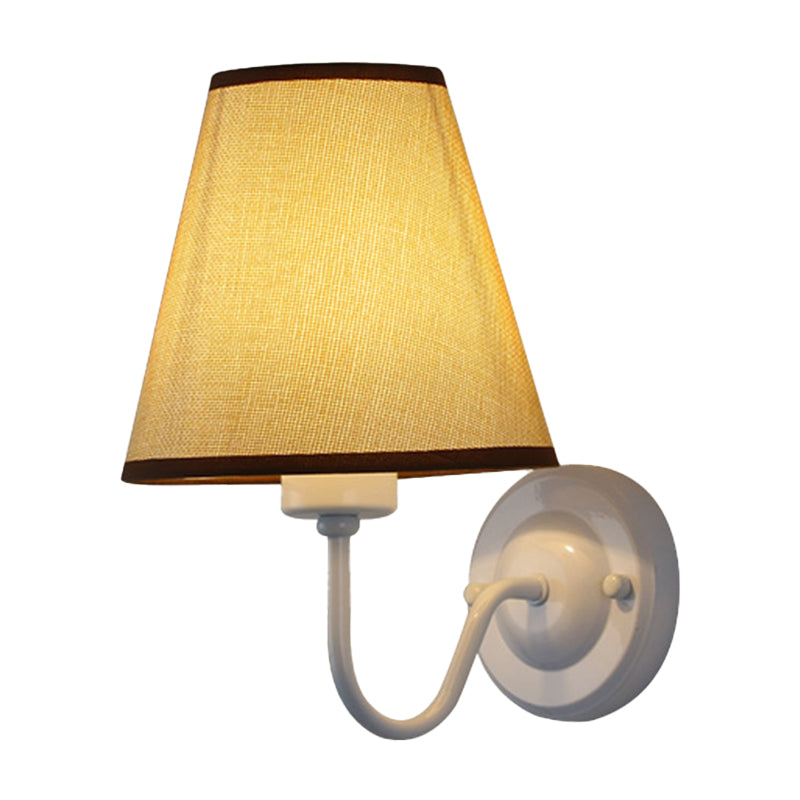 Skanto | Svart/Brun/Beige Keglevegglampe Nordisk 1-lys Stoffveggbelysning med Buet Arm i Svart/Hvit