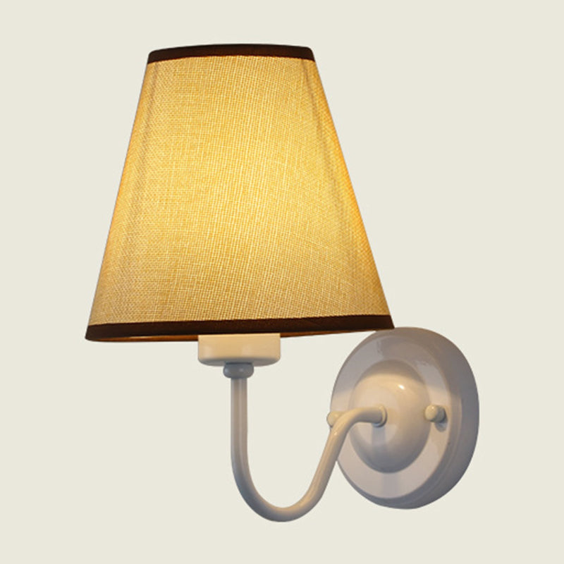 Skanto | Svart/Brun/Beige Keglevegglampe Nordisk 1-lys Stoffveggbelysning med Buet Arm i Svart/Hvit