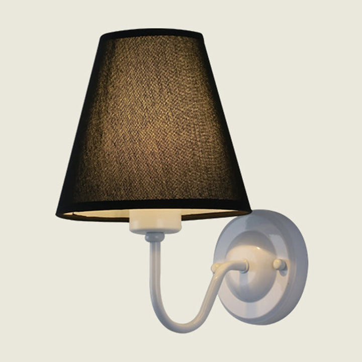 Skanto | Svart/Brun/Beige Keglevegglampe Nordisk 1-lys Stoffveggbelysning med Buet Arm i Svart/Hvit