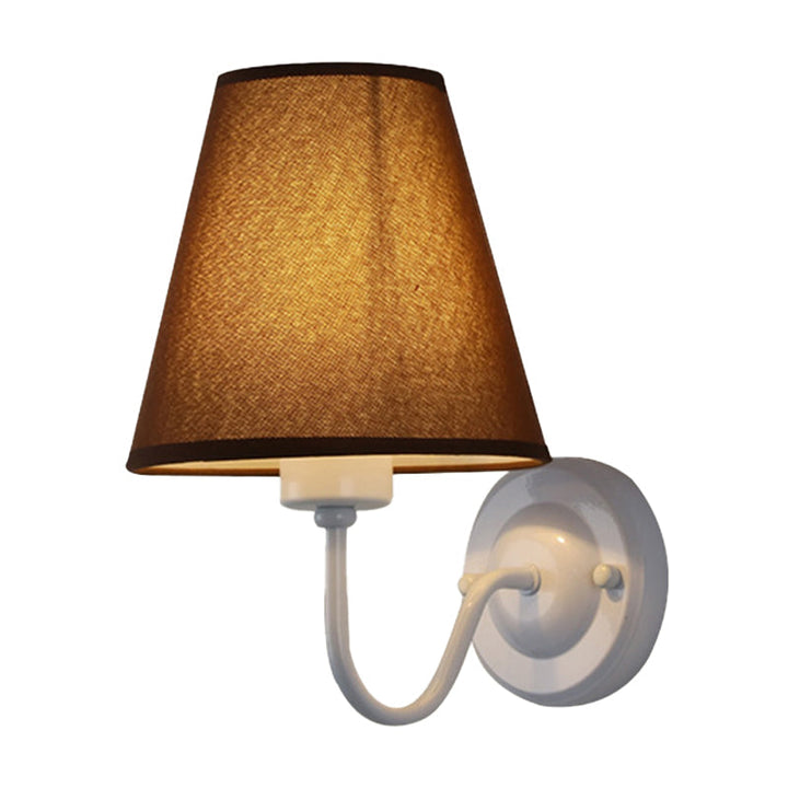 Skanto | Svart/Brun/Beige Keglevegglampe Nordisk 1-lys Stoffveggbelysning med Buet Arm i Svart/Hvit