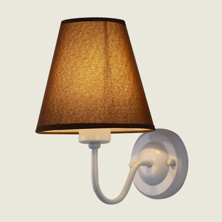 Skanto | Svart/Brun/Beige Keglevegglampe Nordisk 1-lys Stoffveggbelysning med Buet Arm i Svart/Hvit