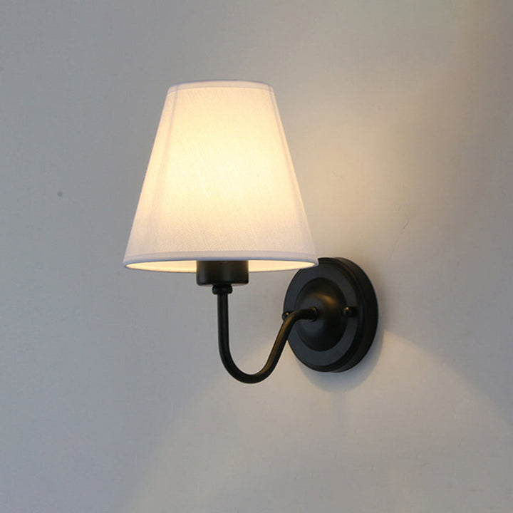 Skanto | Svart/Brun/Beige Keglevegglampe Nordisk 1-lys Stoffveggbelysning med Buet Arm i Svart/Hvit