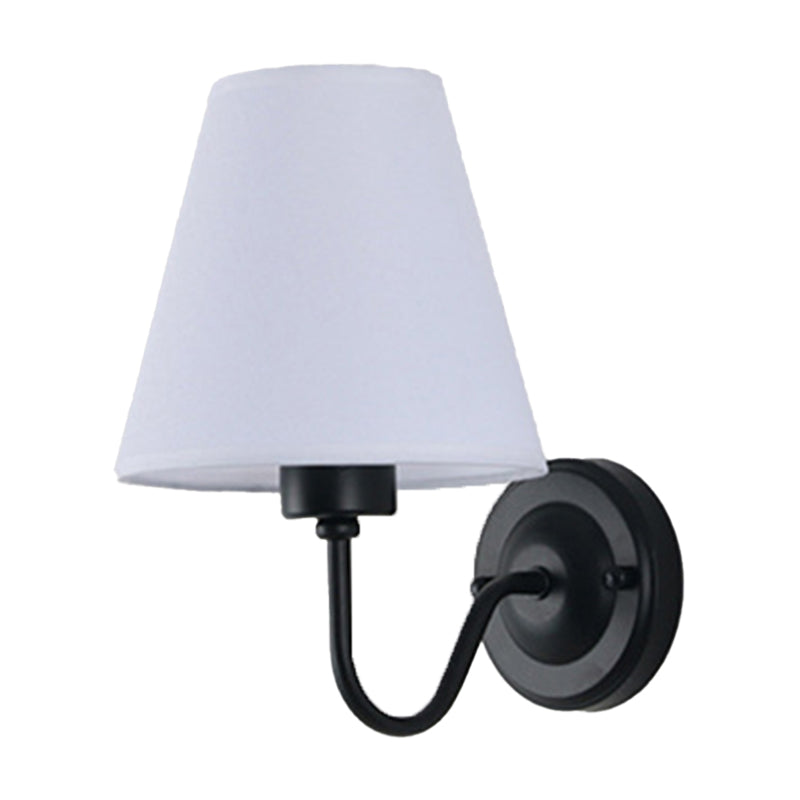 Skanto | Svart/Brun/Beige Keglevegglampe Nordisk 1-lys Stoffveggbelysning med Buet Arm i Svart/Hvit