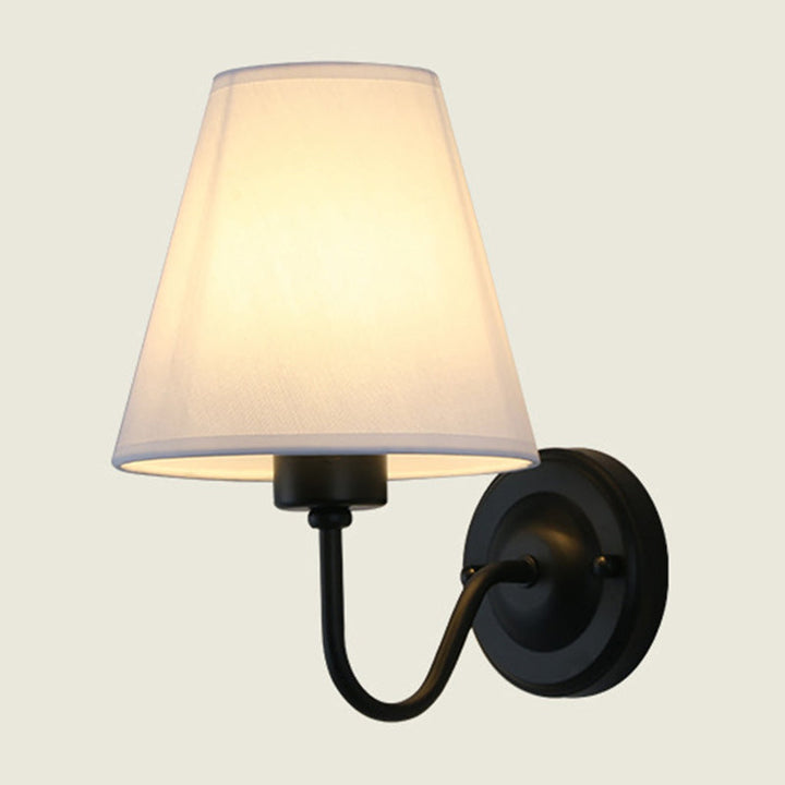 Skanto | Svart/Brun/Beige Keglevegglampe Nordisk 1-lys Stoffveggbelysning med Buet Arm i Svart/Hvit