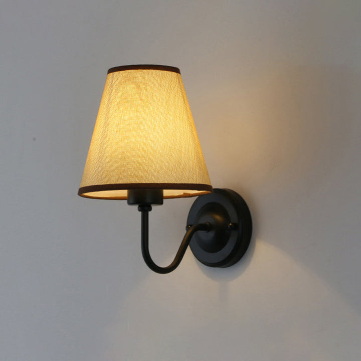 Skanto | Svart/Brun/Beige Keglevegglampe Nordisk 1-lys Stoffveggbelysning med Buet Arm i Svart/Hvit
