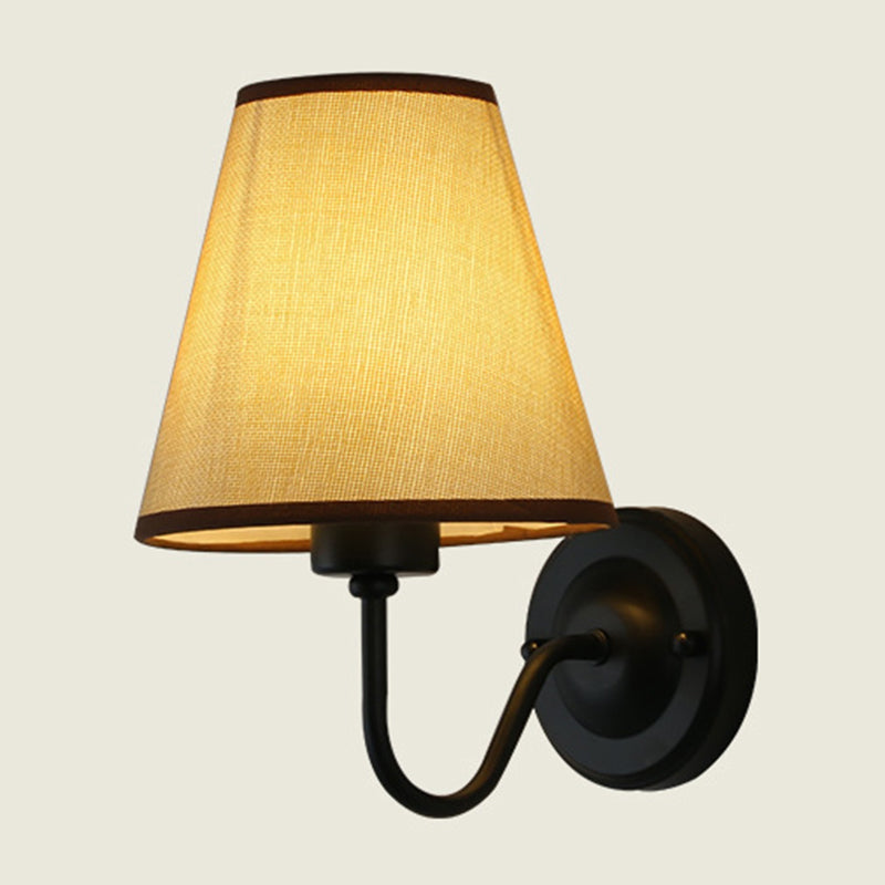 Skanto | Svart/Brun/Beige Keglevegglampe Nordisk 1-lys Stoffveggbelysning med Buet Arm i Svart/Hvit