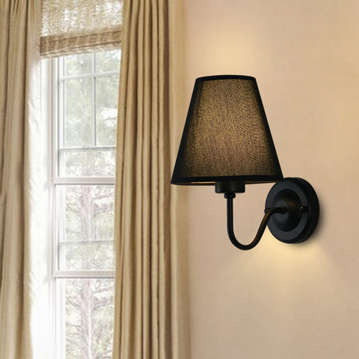 Skanto | Svart/Brun/Beige Keglevegglampe Nordisk 1-lys Stoffveggbelysning med Buet Arm i Svart/Hvit