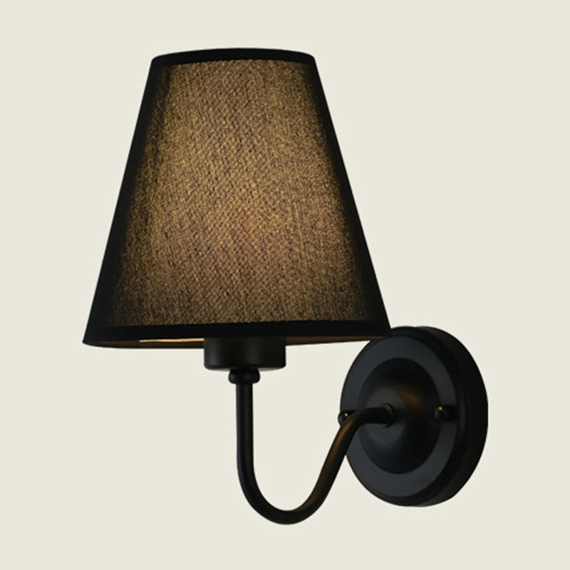 Skanto | Svart/Brun/Beige Keglevegglampe Nordisk 1-lys Stoffveggbelysning med Buet Arm i Svart/Hvit