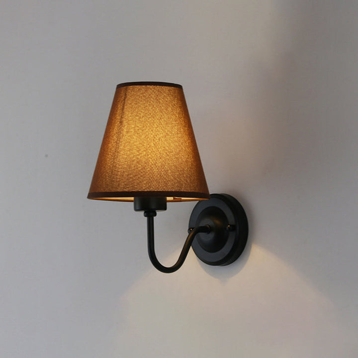 Skanto | Svart/Brun/Beige Keglevegglampe Nordisk 1-lys Stoffveggbelysning med Buet Arm i Svart/Hvit