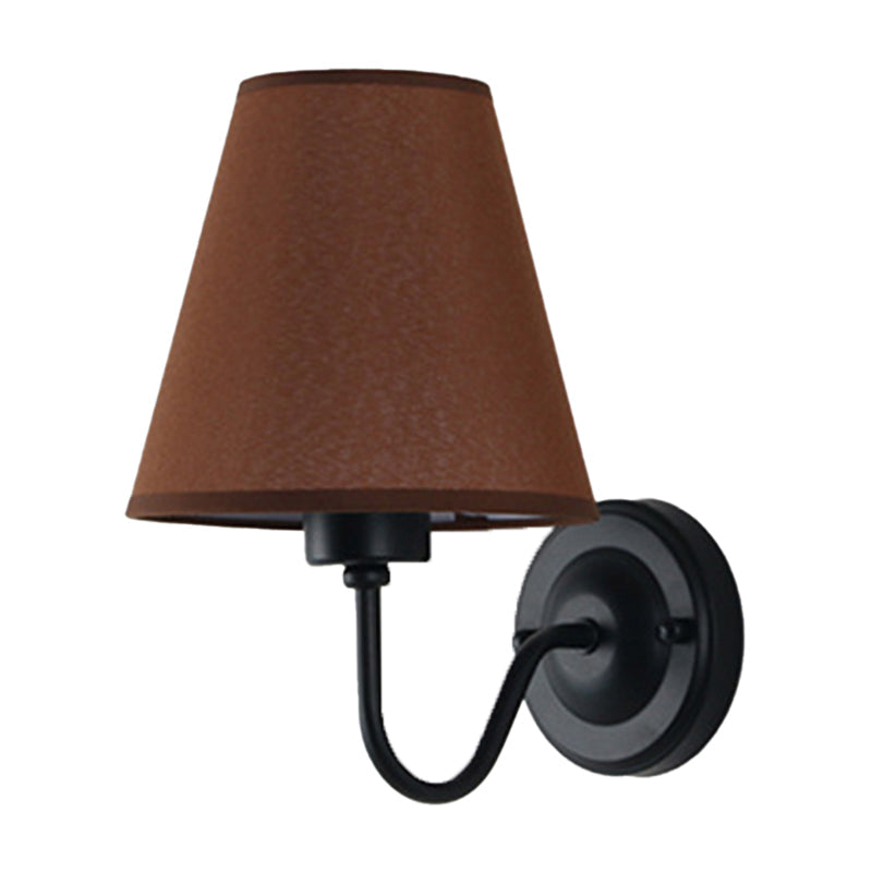 Skanto | Svart/Brun/Beige Keglevegglampe Nordisk 1-lys Stoffveggbelysning med Buet Arm i Svart/Hvit