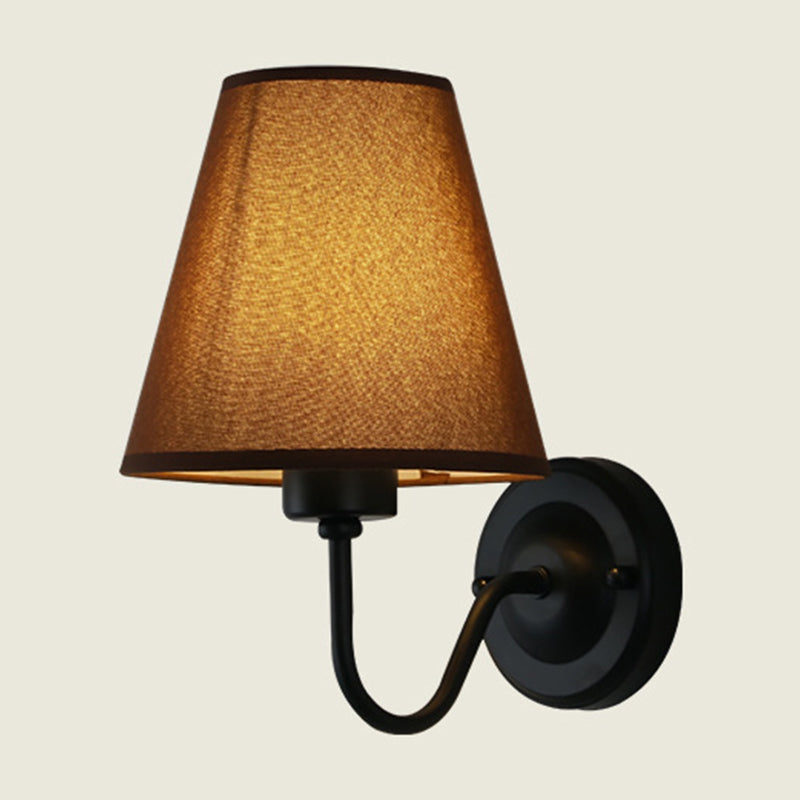 Skanto | Svart/Brun/Beige Keglevegglampe Nordisk 1-lys Stoffveggbelysning med Buet Arm i Svart/Hvit