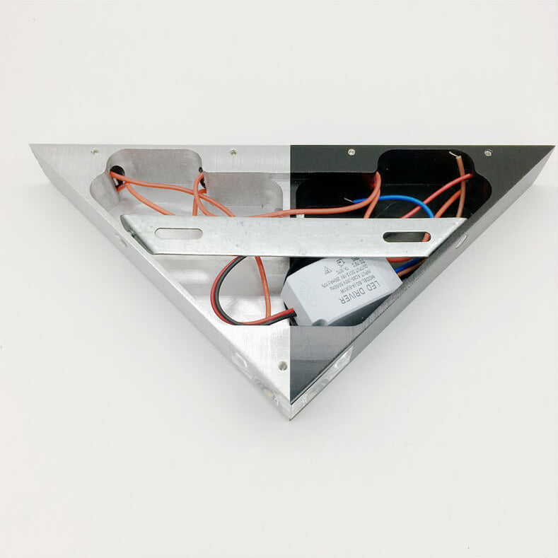 Skanto | TriLumina Prism LED Vegglampe | Kreativ Pyramide Design | Aluminium & Akryl | Fargede Lysalternativer