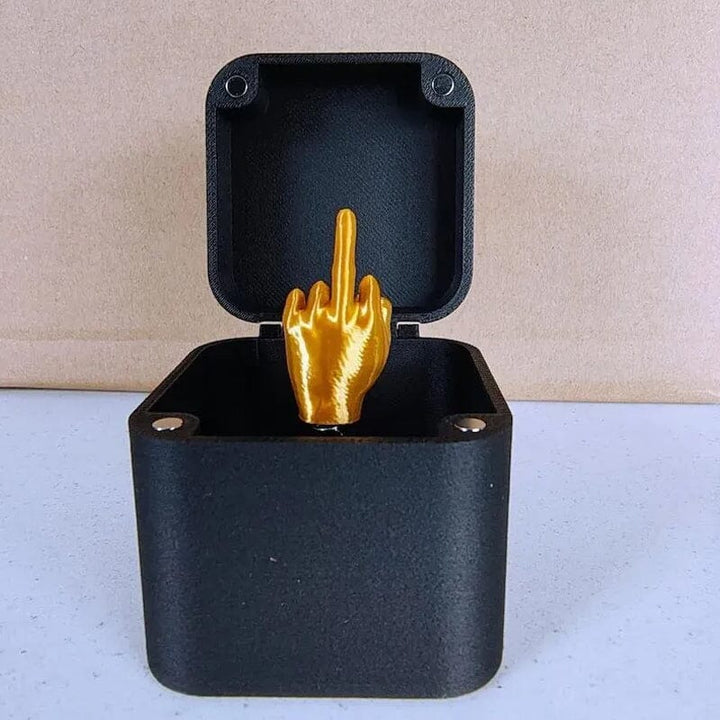 Midt finger i en boks | Skanto