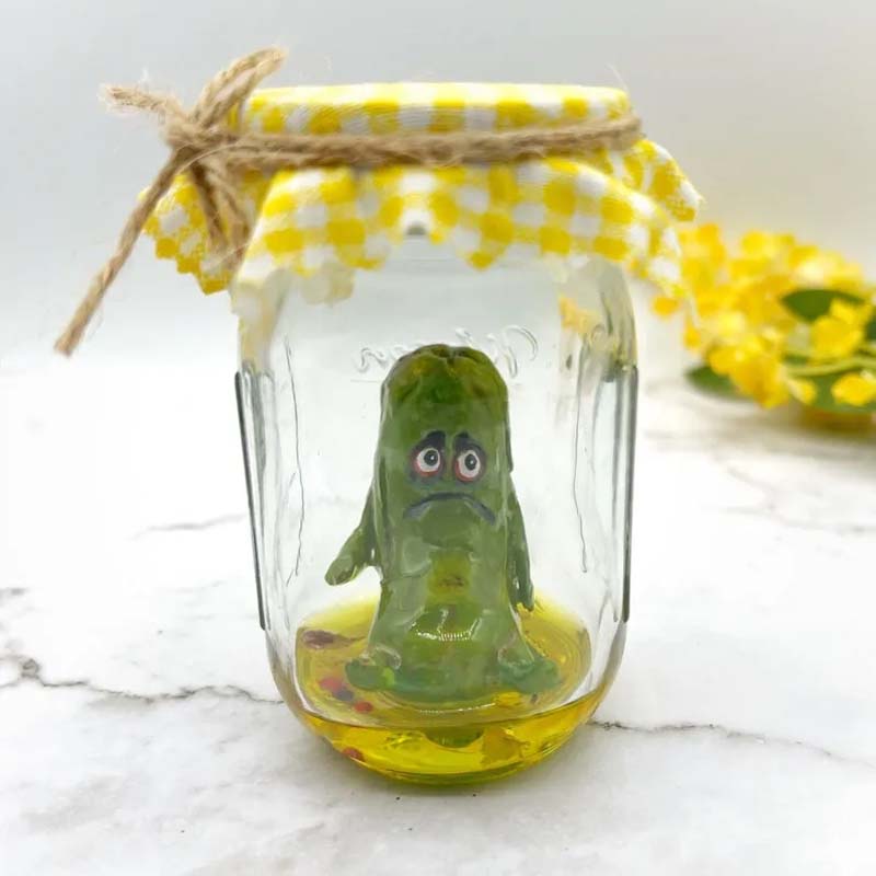Skanto | Grumpy Pickle in a Jar skulptur