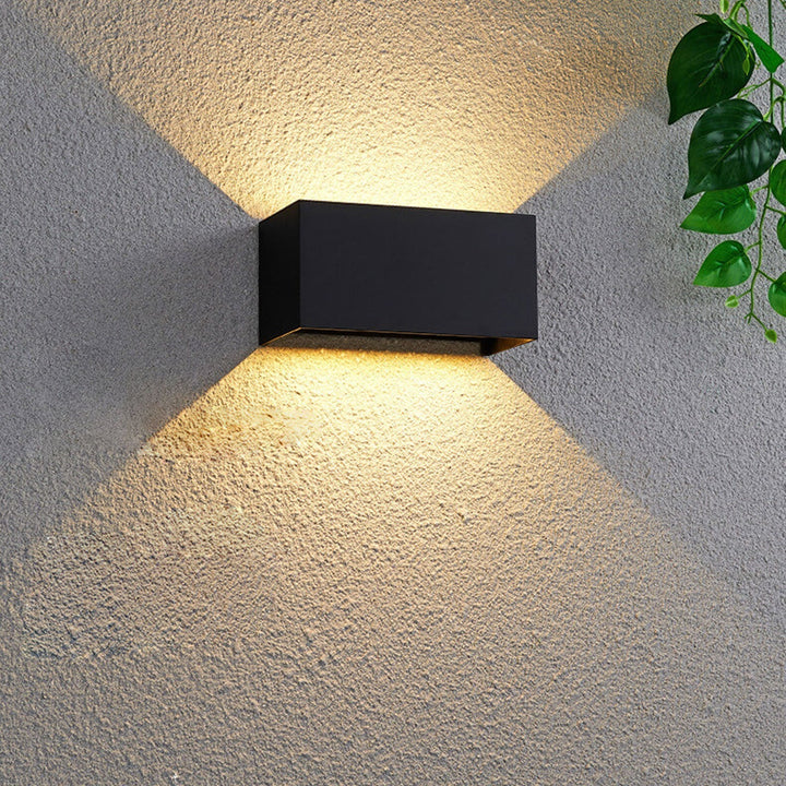 Moderne, vanntett, rektangulær LED-vegglampe for utendørs bruk med oppover- og nedoverrettet belysning.