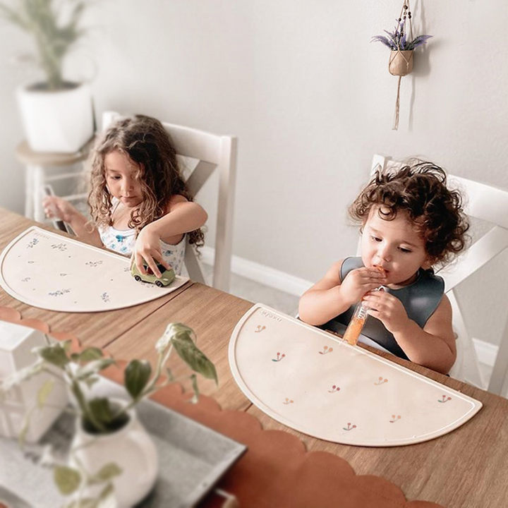 Skanto | Silikon Placemat for Barn – Rutsjebeskyttende Bordmatte i Halvmåneform