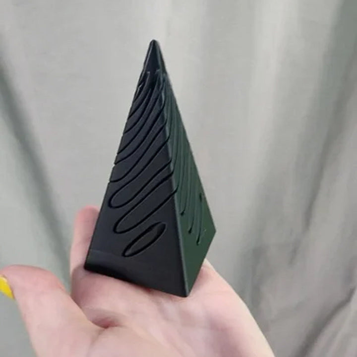 Umulig pyramide passasje skulptur | Skanto