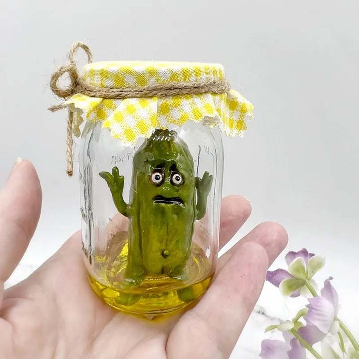 Skanto | Grumpy Pickle in a Jar skulptur