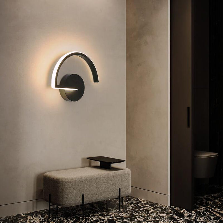 Skanto | Buet vegglampe i aluminium i moderne stil