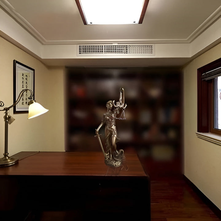 Statue av Godin of Justice – En elegant dekorativ skulptur av Justitia