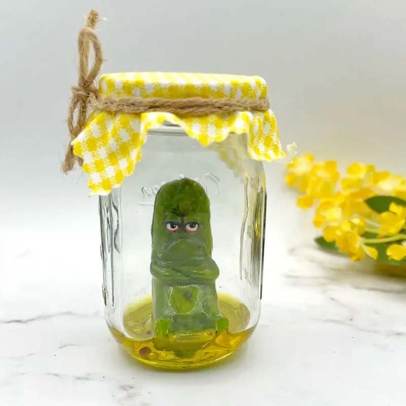 Skanto | Grumpy Pickle in a Jar skulptur