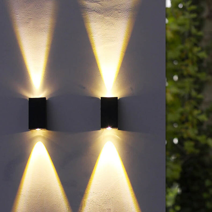 Enkel, trapesformet, vanntett LED-vegglampe for utendørs bruk med oppover- og nedoverrettet lys.