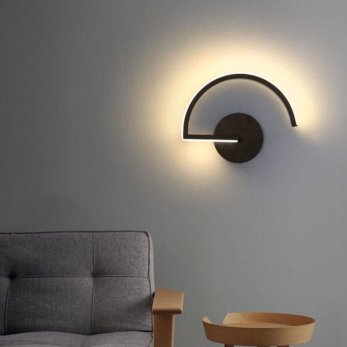 Skanto | Buet vegglampe i aluminium i moderne stil