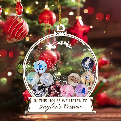 🎅I Dette Huset Lytter Vi Til Taylors Versjon Ornament | Skanto