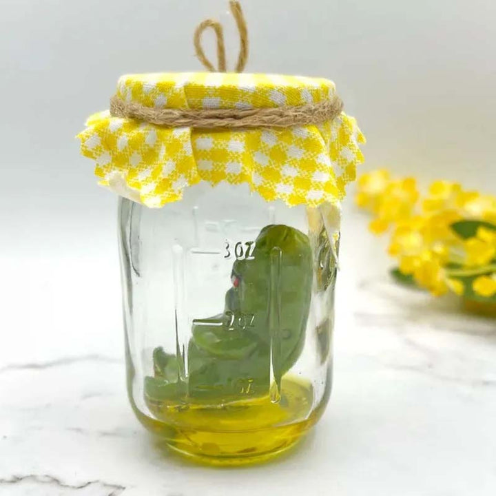Skanto | Grumpy Pickle in a Jar skulptur